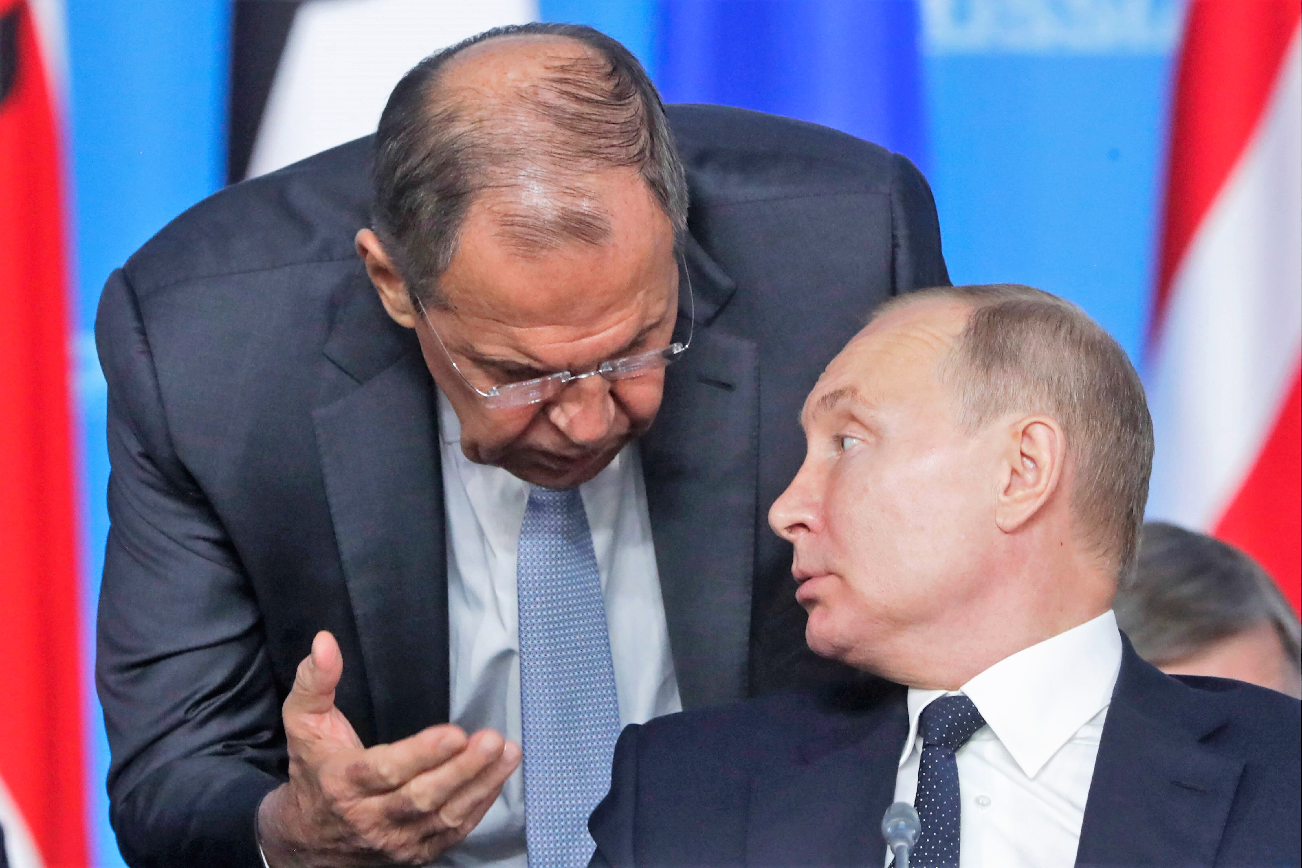 Peinlich! Bei Putins Rede schläft Medwedew ein! Blamables Foto geht um die Welt!