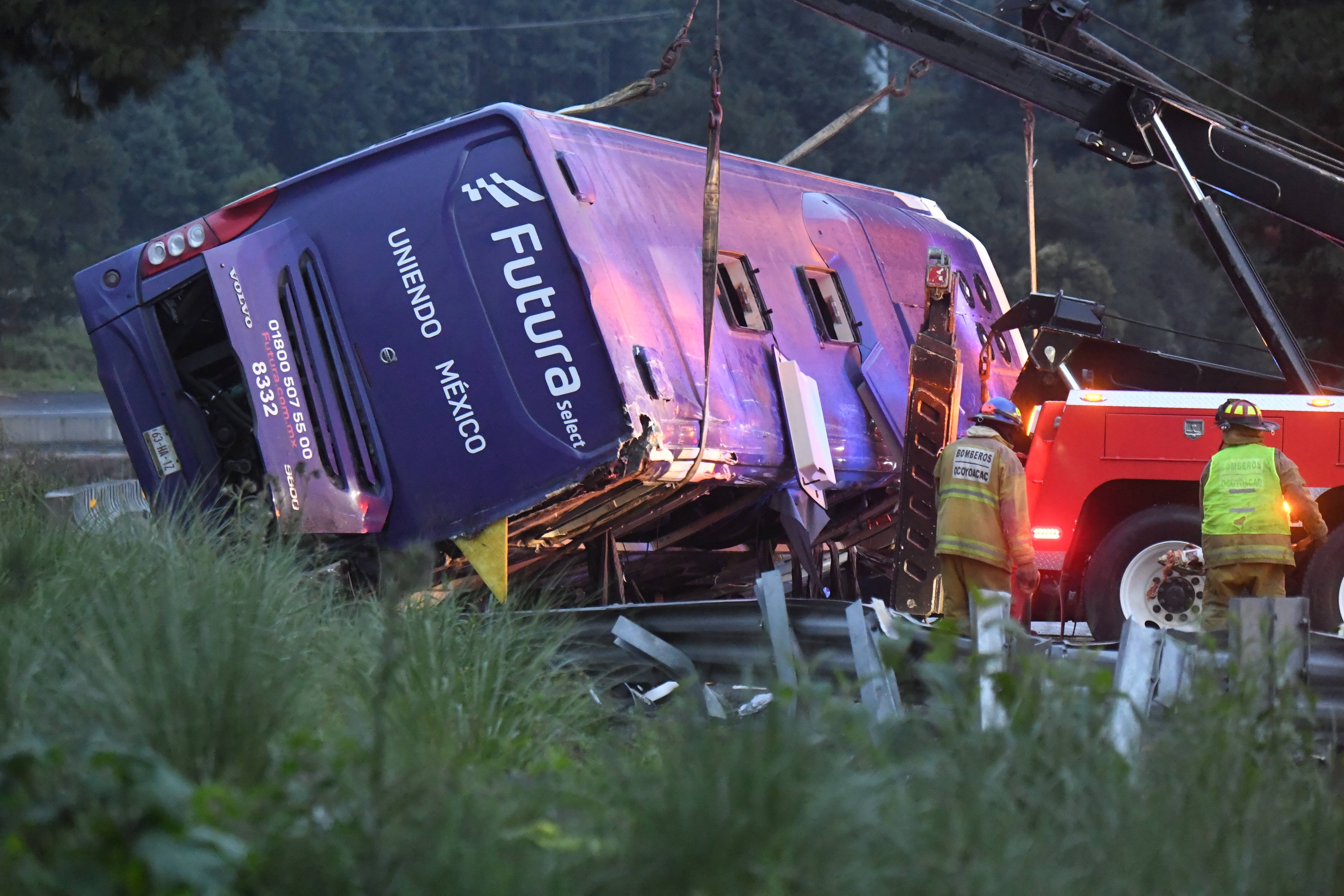 Schwerer Reisebusunfall! 22 deutsche Touristen verletzt, eine Tote! PKW rast in Reisebus!