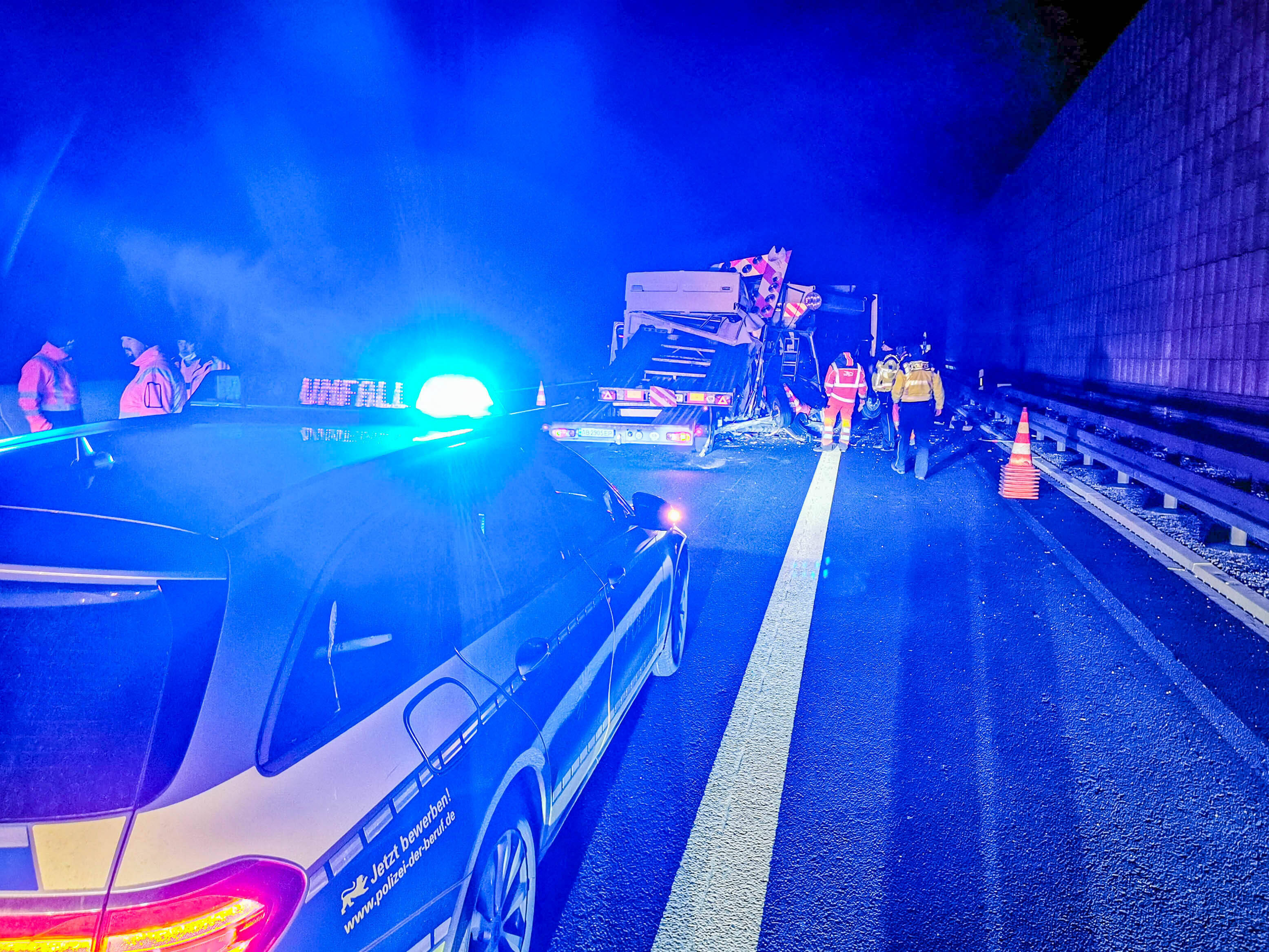 Bundesstraße VOLL GESPERRT! Tödlicher Verkehrsunfall - Einsatzkräfte bestätigen zwei Todesopfer