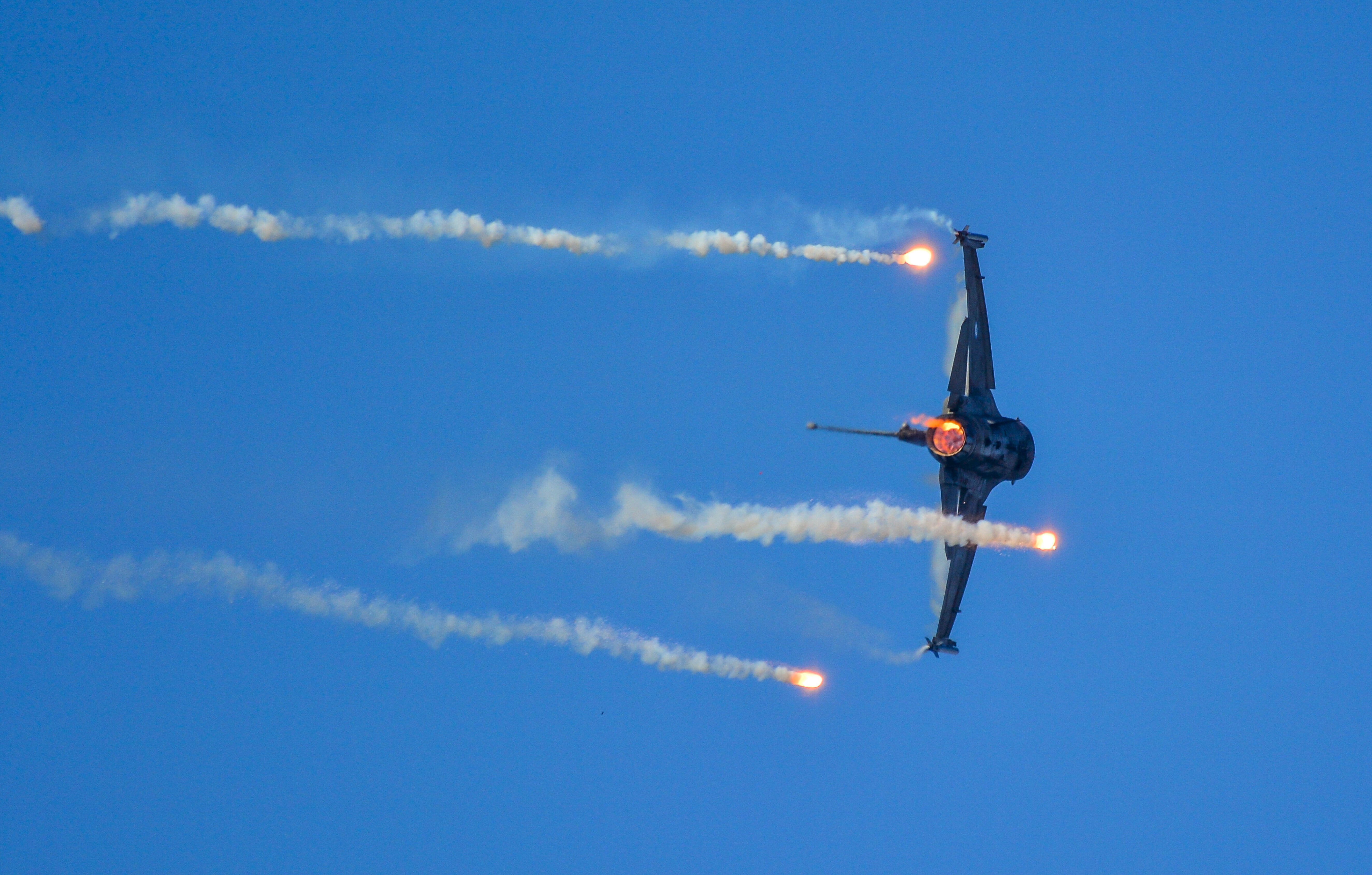 Putin tobt! Ukraine schießt 3 russische Jagdbomber vom Typ SU-34 ab!