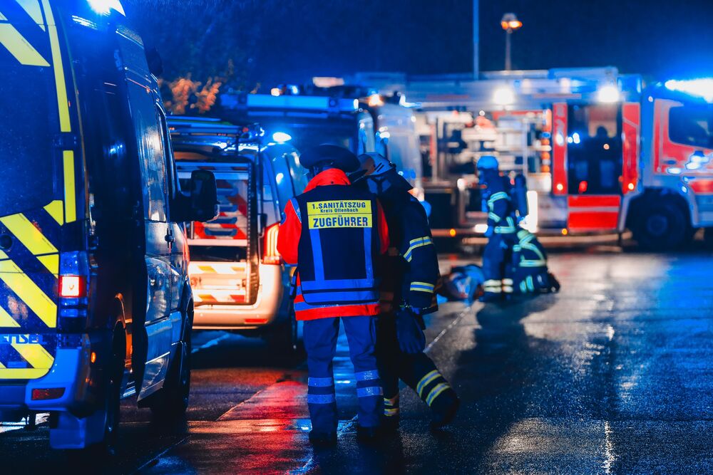 2 Kinder sterben bei schrecklichem Unfall! Fahrer knallt auf gerader Strecke gegen einen Baum - 2 Kinder getötet
