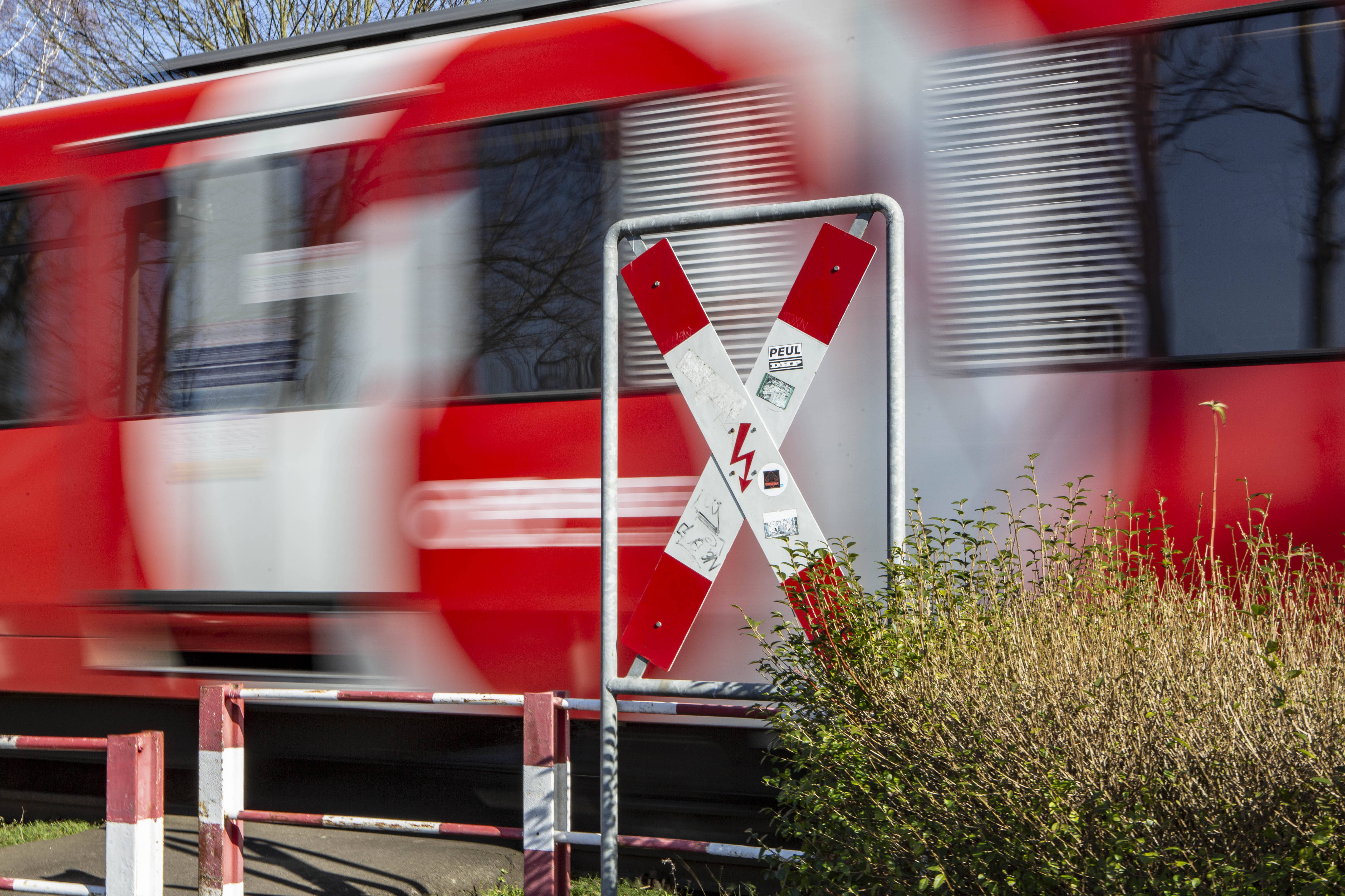 Bahnunglück! Zug erfasst Ferrari an Bahnübergang und schleift den Wagen mit