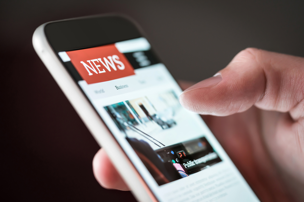 Neuer Trailer zu "BH90210": Diese beiden Stars kommen sich näher