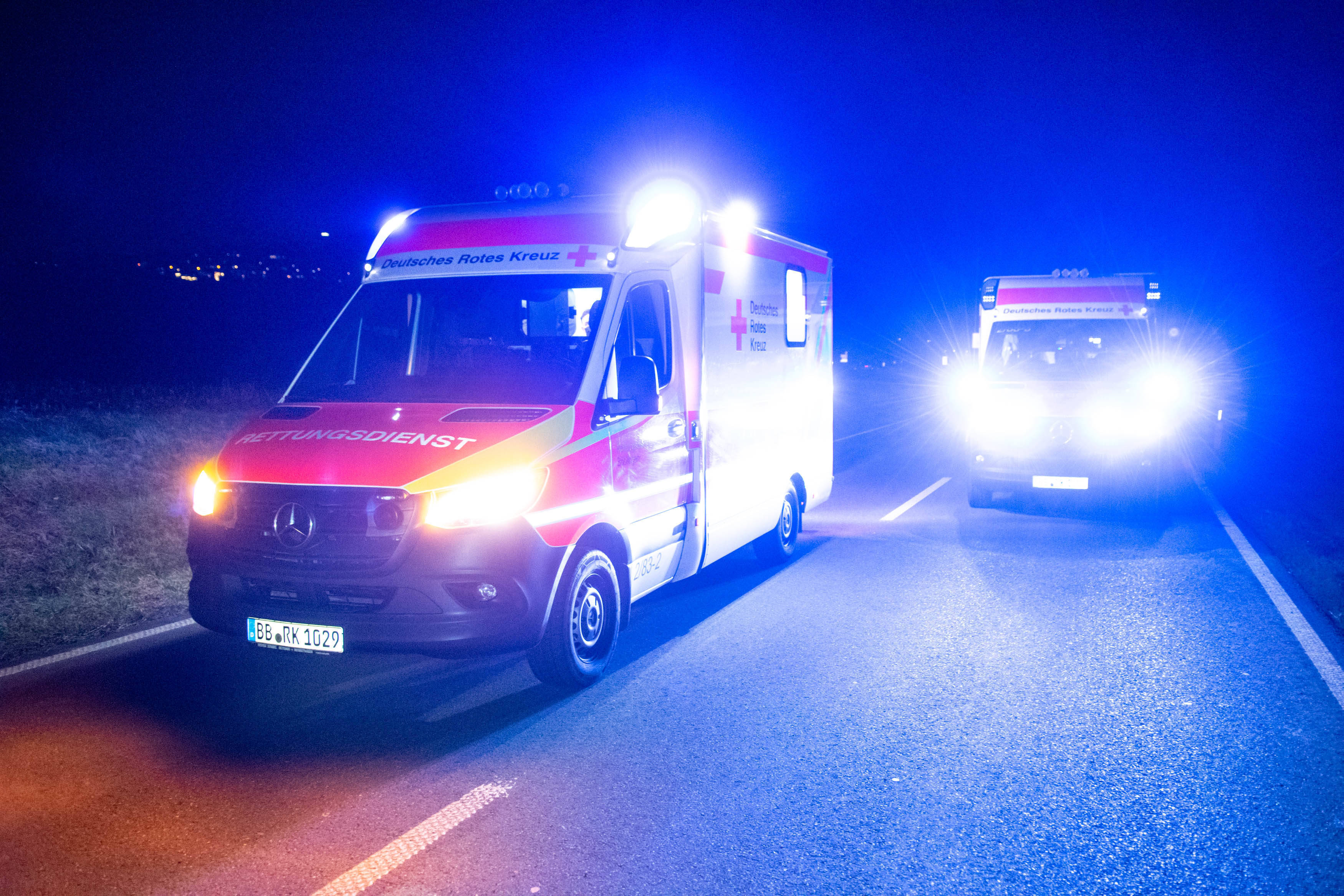 Straße gesperrt! Junger Fahranfänger gerät in Gegenverkehr und stirbt bei Frontal-Crash!