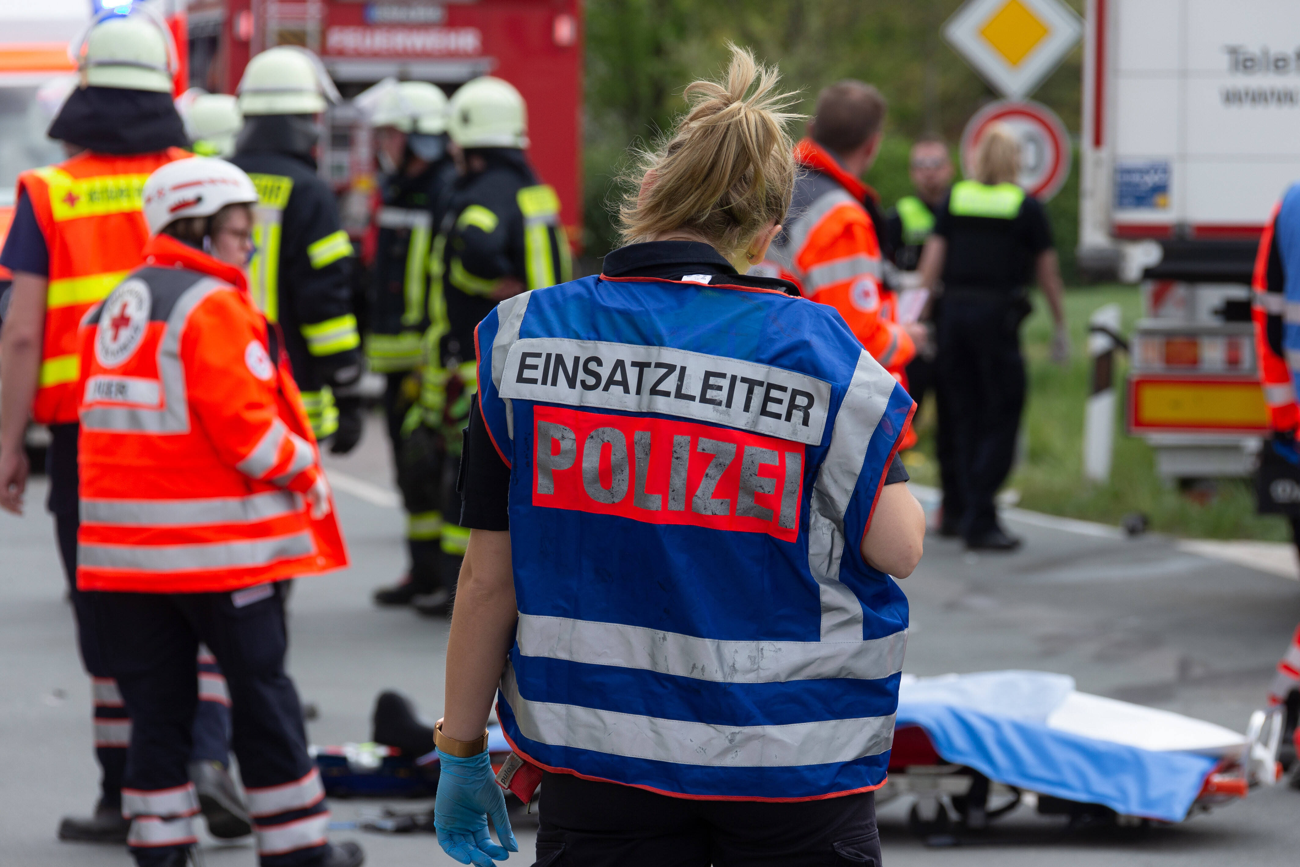 Rentner (74) überfährt Müllmann - er wollte gerade die Tonnen zurückstellen! Tödlicher Unfall