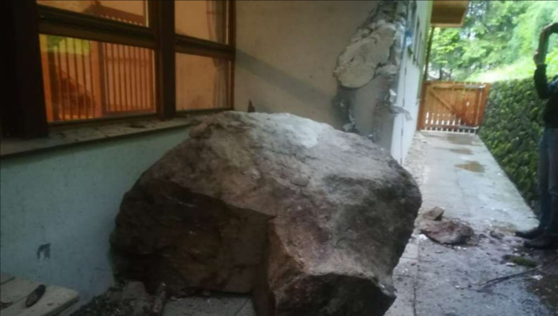 Schwerer Erdrutsche - 2 Tonnen Felsbrocken knallt in einen Kindergarten!