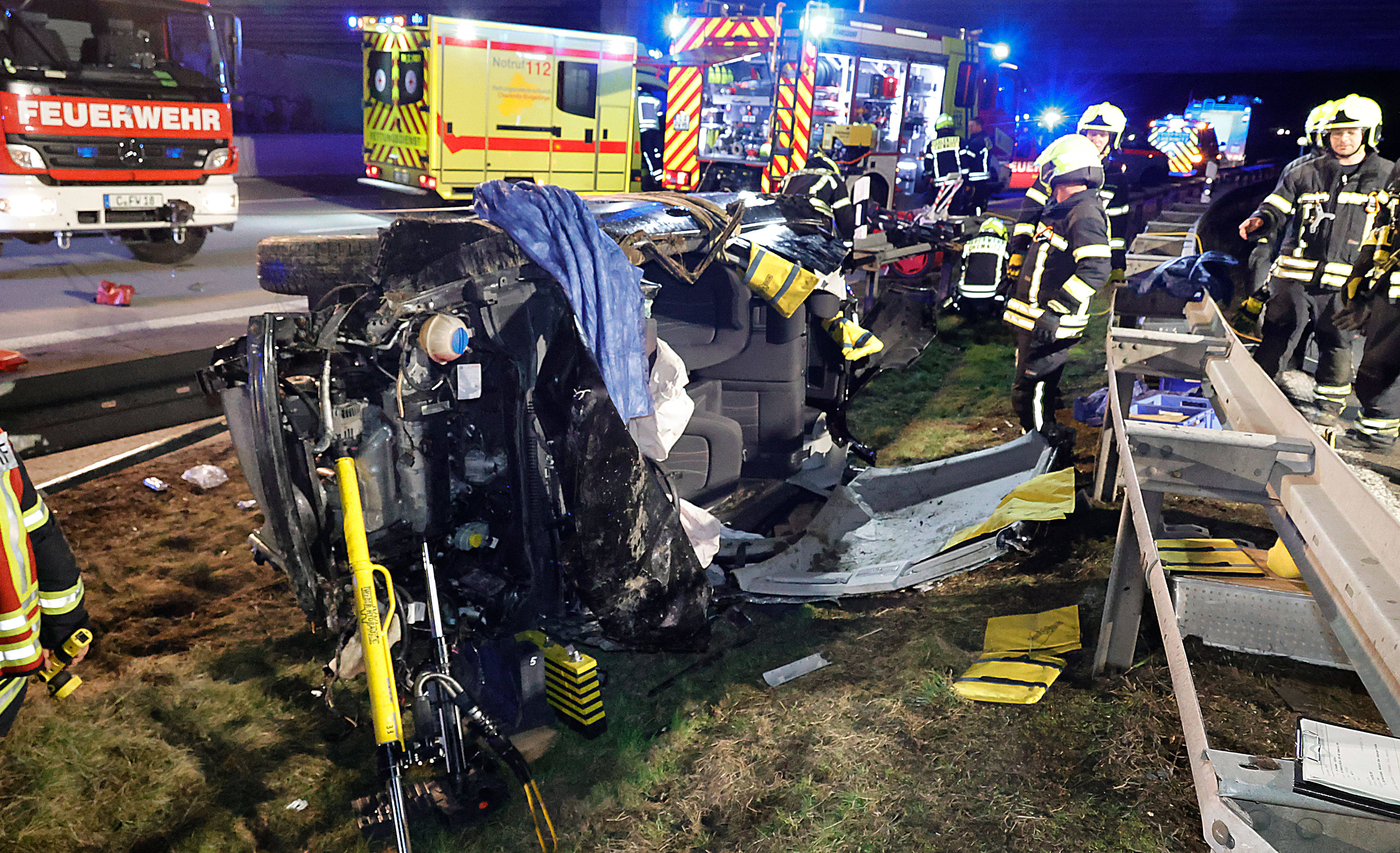 Schrecklicher Unfall auf der Autobahn 16 Verletzte, eine Tote nach Hochzeitsfeier!