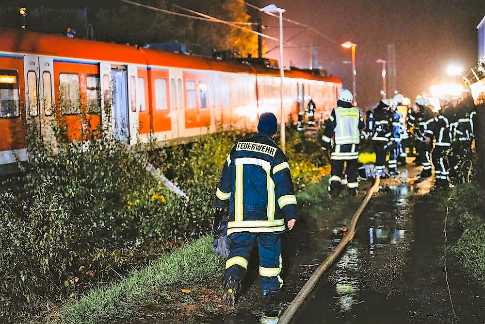 Schweres Bahn-Unglück am frühen Morgen! Mann von S-Bahn erfasst und getötet