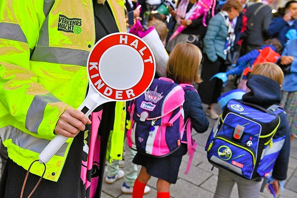 Schulklasse vergiftet? Bereits 9 Kinder zeigen Symptome - Rettungsleistelle warnt Eltern!