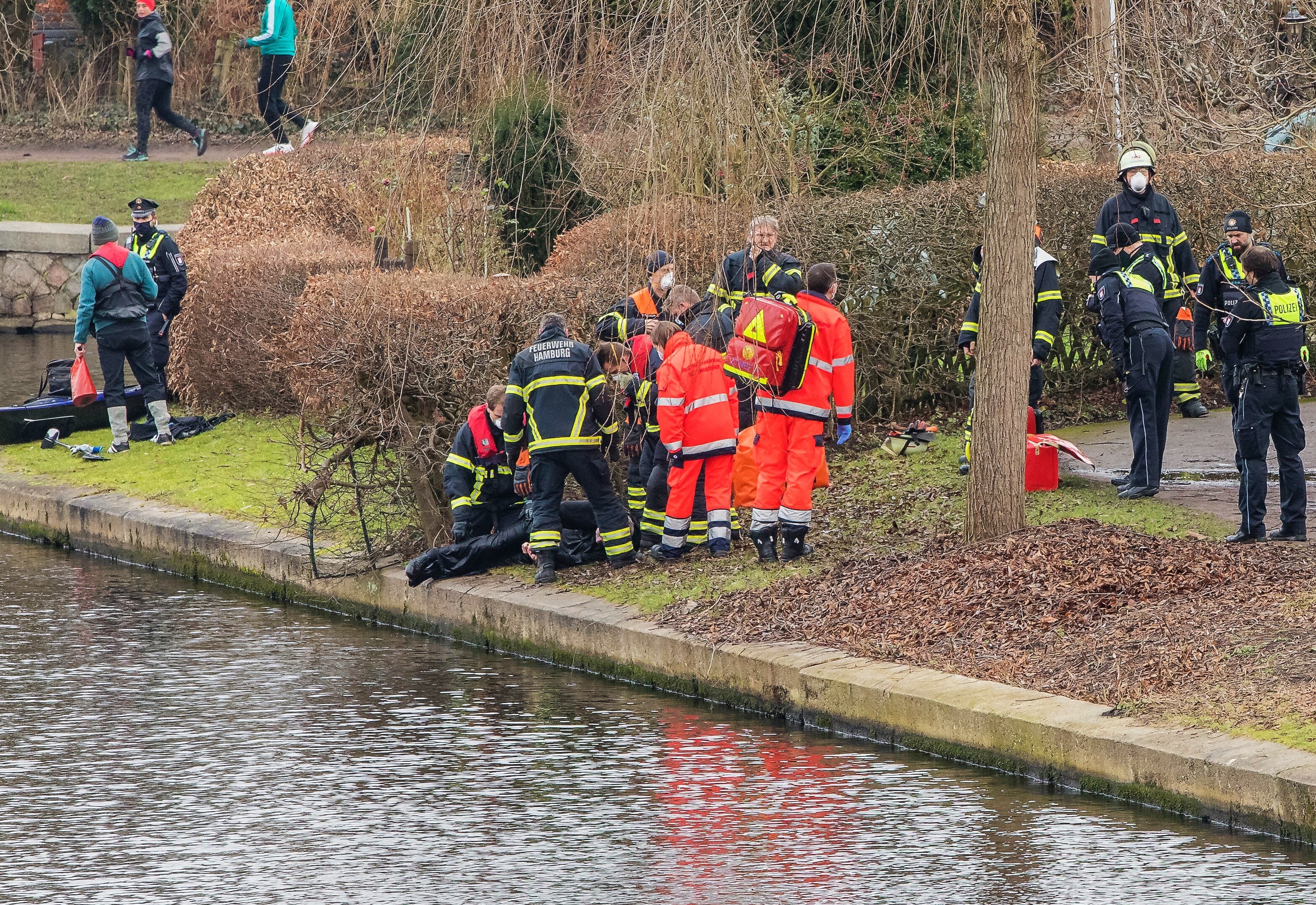 Grusel-Fund in Hamburg - Leiche treibt in einem Gartenteich